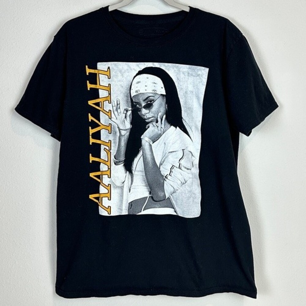 Aaliyah Black Short-Sleeve Graphic T-shirt L
